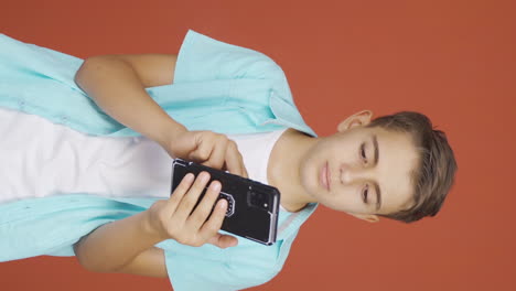 Vertical-video-of-The-boy-who-can't-use-the-app-on-the-phone.